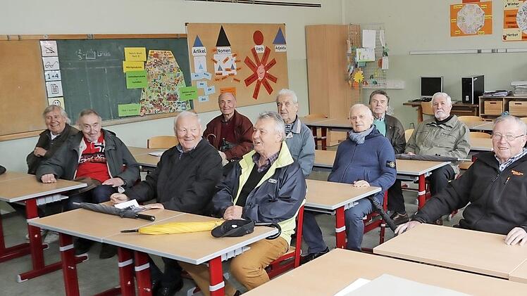 Nach 70 Jahren kehrten die ehemaligen Schüler in ihr altes Klassenzimmer zurück.  Foto: Matthias Hoch