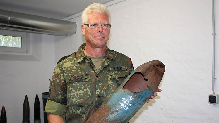 Hauptmann Wolfgang Harke, inzwischen im Ruhestand, zeigte im Sommer 2012 Munitionsreste, die der Bundeswehr bis heute Sorge bereiten. Foto: Archiv/Ulrike Müll