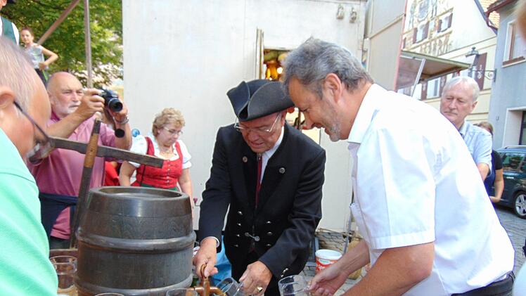 Bernd Albig und Hans-Jürgen Nekolla (r.) schenken das erste Bier aus. Foto: Petra Malbrich