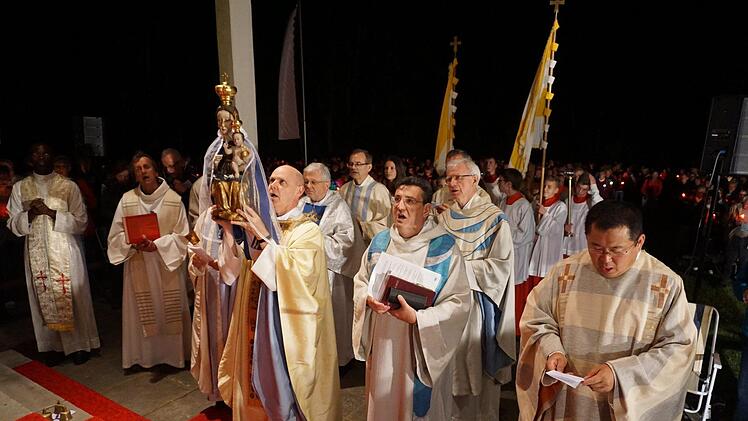 Domvikar Pauls Weißmantel war in diesem Jahr der Festprediger auf dem Maria Ehrenberg. Zum Abschluss der Eucharistiefeier trug er die "Mutter der Barmherzigkeit" zurück in die Wallfahrtskirche.  Foto: Marion Eckert