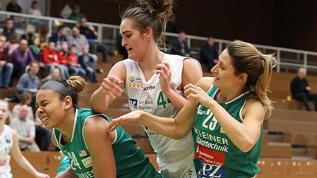 Und wieder hat sich Shaquilla Nunn (l.) den Ball geangelt vor Victoria Waldner und Vanessa Seemann (r.). Foto: sportpress