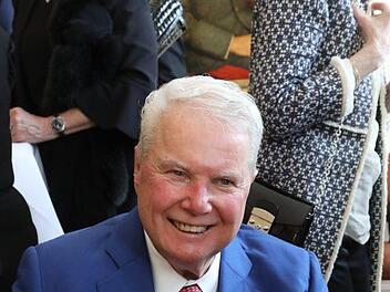 Andreas Prinz von Sachsen-Coburg und Gotha mit dem neuesten von ihm herausgegebenen Buch. Foto: Barbara Herbst