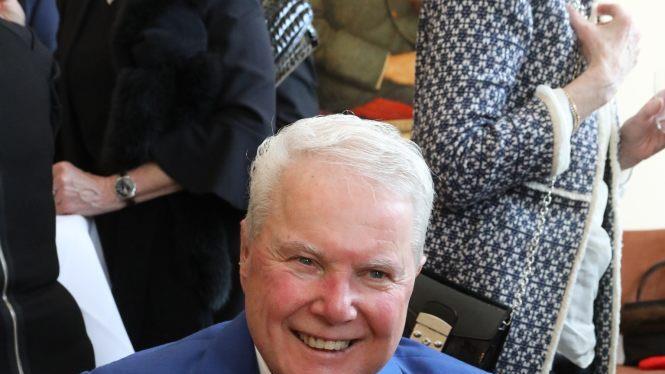 Andreas Prinz von Sachsen-Coburg und Gotha mit dem neuesten von ihm herausgegebenen Buch. Foto: Barbara Herbst