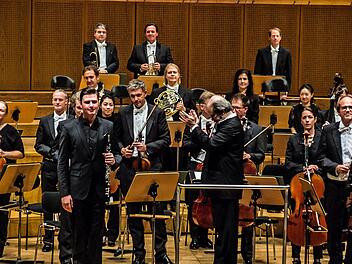 Andrey Godik, der junge Solo-Oboist der Bamberger Symphoniker, wurde nicht nur vom Publikum bejubelt, sondern erhielt auch Applaus von Dirigent Andrea Marcon.Foto: Jochen Berger