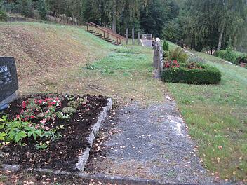 An dieser Stelle auf dem Ludwigsstädter Friedhof sind künftig Erdbestattungen in der grünen Wiese möglich. Die Ruhezeit beträgt 25 Jahre. Die Pflege übernimmt die Sadt.privat