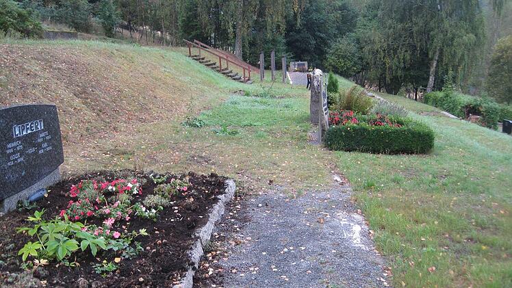 An dieser Stelle auf dem Ludwigsstädter Friedhof sind künftig Erdbestattungen in der grünen Wiese möglich. Die Ruhezeit beträgt 25 Jahre. Die Pflege übernimmt die Sadt.privat