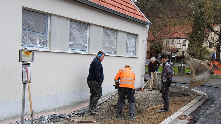 Beim Arbeitseinsatz an der Außenanlage packen alle mit an.Tanja Krumm