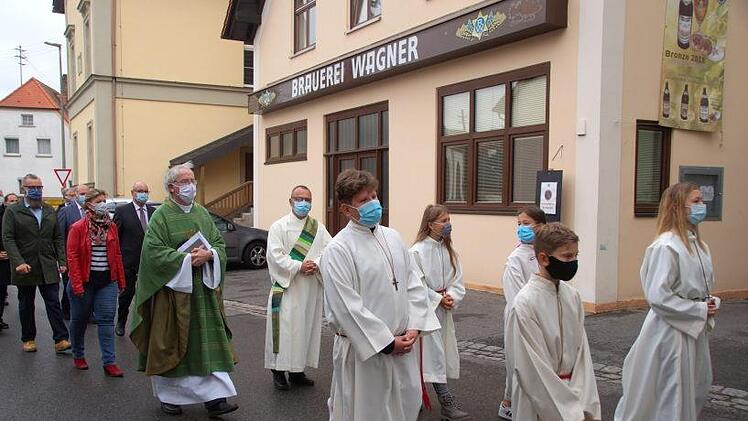 Festzug von der Merkendorfer Kirche zur Festhalle zum Gottesdienst