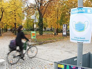In der Innenstadt von Erlangen, hier am Bohlenplatz, weisen Schilder auf die Maskenpflicht hin.  Foto: C. Bauriedel