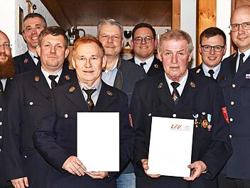 Die beiden langjährigen Feuerwehrkameraden (mit Urkunden, v.l.) Baptist Fischer und Peter Kunzelmann sind ausgezeichnet worden. Die Ehrung erfolgte im Beisein von (v.l.) Vorsitzendem Michael Mahr, des Feuerwehrkommandanten Sebastian Firnschild, de...