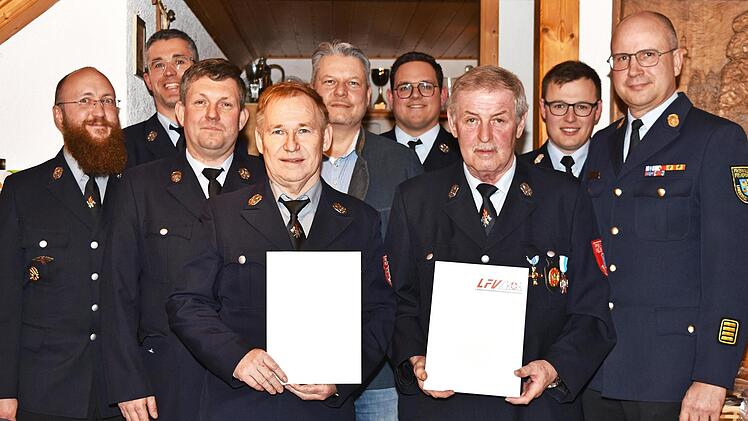 Die beiden langjährigen Feuerwehrkameraden (mit Urkunden, v.l.) Baptist Fischer und Peter Kunzelmann sind ausgezeichnet worden. Die Ehrung erfolgte im Beisein von (v.l.) Vorsitzendem Michael Mahr, des Feuerwehrkommandanten Sebastian Firnschild, de...