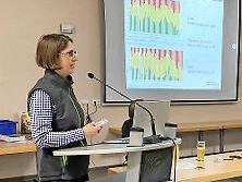 Julia Haas vom AELF referierte in Weingarts &uuml;ber den Waldzustand.