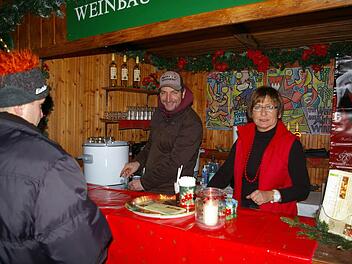 Sie hat ihn erfunden; Helene Böcher hütet das Geheimrezept des "Abschwinner Dunnerkeil" wie einen Schatz. Ihr Sohn Tino kennt die Geschichte zum Wein. Fotos:  Tom Müller