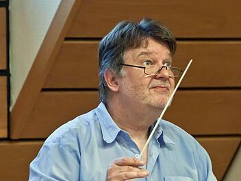 Wachsamer Blick: Hans Stähli bei der Probenarbeit mit den "Musikfreunden Neustadt". Fotos: Jochen Berger