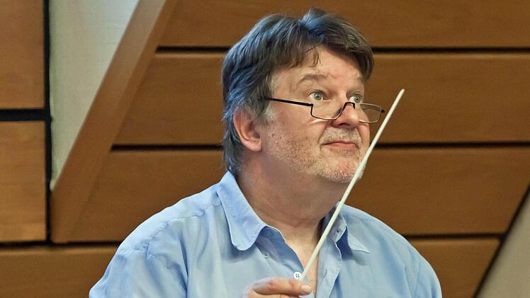 Wachsamer Blick: Hans Stähli bei der Probenarbeit mit den "Musikfreunden Neustadt". Fotos: Jochen Berger