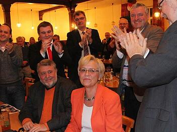 Stehenden Beifall zum Abschied. Sitzend das Ehepaar Helmut und Susanne Kastner, stehend (von links) Paul Hümmer, René van Eckert, Helmut Dietz (Bürgermeister von Untermerzbach), Jürgen Hennemann und Walter Kolbow. Foto: Simone Bastian