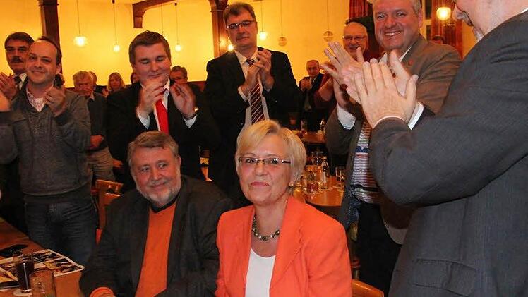 Stehenden Beifall zum Abschied. Sitzend das Ehepaar Helmut und Susanne Kastner, stehend (von links) Paul Hümmer, René van Eckert, Helmut Dietz (Bürgermeister von Untermerzbach), Jürgen Hennemann und Walter Kolbow. Foto: Simone Bastian