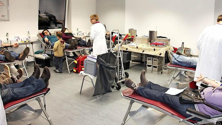 Die elf Liegen waren bei dem Blutspendetermin pausenlos belegt, . Foto: Michael Will