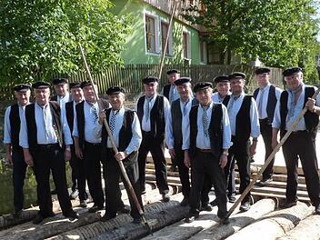 Die Flößervereinigung Friesen richtet das Flößertreffen aus. Im Bild die Flößer im Jahr 2011 (v. l.): Heinz Schmidt, Alois Fischer, Josef Hanna, Alois Fischer, Erwin Löhlein, Alfons Geiger, Gottlieb Geiger, Ehrenvorsitzender Ottmar Zwingmann, Albin Reif, Franz Geiger, Georg Schneider, Gottfried Fischer, Joachim Geiger und Georg Geiger.  Foto: G. Fleischmann