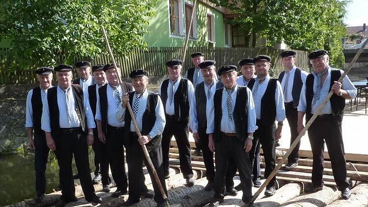 Die Flößervereinigung Friesen richtet das Flößertreffen aus. Im Bild die Flößer im Jahr 2011 (v. l.): Heinz Schmidt, Alois Fischer, Josef Hanna, Alois Fischer, Erwin Löhlein, Alfons Geiger, Gottlieb Geiger, Ehrenvorsitzender Ottmar Zwingmann, Albin Reif, Franz Geiger, Georg Schneider, Gottfried Fischer, Joachim Geiger und Georg Geiger.  Foto: G. Fleischmann