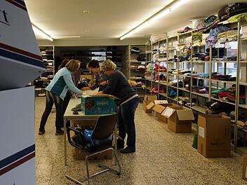 Vor einem Jahr sammelten die Helfer fleißig Kleidung. Jetzt sind noch etliche Sachen übrig. Foto: Archiv/Arkadius Guzy