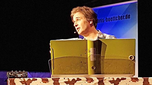 Chris B&ouml;ttcher bei einem seiner Lied- und Textbeitr&auml;ge in der Eggolsheimer Eggerbachhalle Foto: Rita B&auml;hr