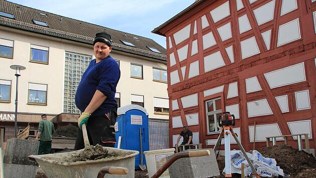 Nachdem die Höchstadter Kultkneipe Töpfla neu renoviert worden ist, ist jetzt der Biergarten an der Reihe. Im Moment pflastern Arbeiter den Untergrund. Fotos: Franziska Rieger