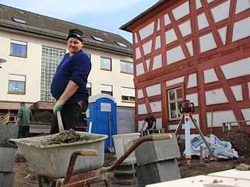 Nachdem die Höchstadter Kultkneipe Töpfla neu renoviert worden ist, ist jetzt der Biergarten an der Reihe. Im Moment pflastern Arbeiter den Untergrund. Fotos: Franziska Rieger
