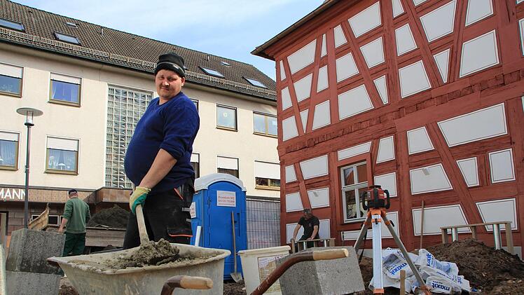 Nachdem die Höchstadter Kultkneipe Töpfla neu renoviert worden ist, ist jetzt der Biergarten an der Reihe. Im Moment pflastern Arbeiter den Untergrund. Fotos: Franziska Rieger
