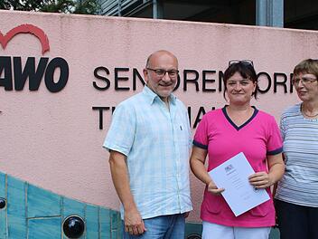 Petra Eschenbacher hat mit 45 Jahren zur Altenpflegerin umgeschult. Unser Bild zeigt (von links) den Leiter des Seniorendorfes Kirschenallee in  Thurnau, Matthias Hoderlein, Petra Eschenbacher und Marliese K&uuml;fner, die Leiterin des Pflegedienstes. Foto: Stefanie Gleixner