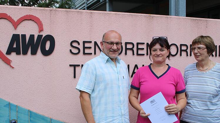 Petra Eschenbacher hat mit 45 Jahren zur Altenpflegerin umgeschult. Unser Bild zeigt (von links) den Leiter des Seniorendorfes Kirschenallee in  Thurnau, Matthias Hoderlein, Petra Eschenbacher und Marliese K&uuml;fner, die Leiterin des Pflegedienstes. Foto: Stefanie Gleixner