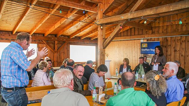Im "Bauer Robert's Brotzeitkeller" freute sich Michaela Kaniber  (rechts, stehend) dar&uuml;ber, dass die Landwirte offen Probleme ansprachen.Jutta Rudel