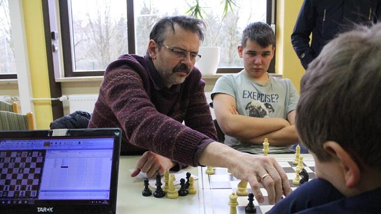Matthias Bergmann ist stark genug, um selbst Favorit zu sein. Aber der Lichtenfelser schaut bei den Schachtagen lieber seinen Schützlingen in der Jugend zu und analysiert mit ihnen ihr Spiel. Foto: Markus Häggberg