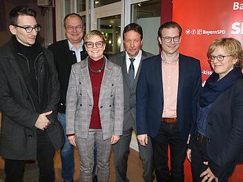 Die SPD-Landesvorsitzende Natascha Kohnen (ganz rechts) war Gast beim  Neujahrsempfang des SPD-Kreisverbandes Bad Kissingen. Von links der Bad  Brückenauer Bürgermeisterkandidat Jan Marberg, der Münnerstädter dritte  Bürgermeister und Bürgermeisterkandidat Axel Knauff, die  Bundestagsabgeordnete Sabine Dittmar, Landratskandidat Tomas Menz und der  SPD-Kreisvorsitzende und Hammelburger Bürgermeisterkandidat Norbert Schaub.  Foto: Dieter Britz