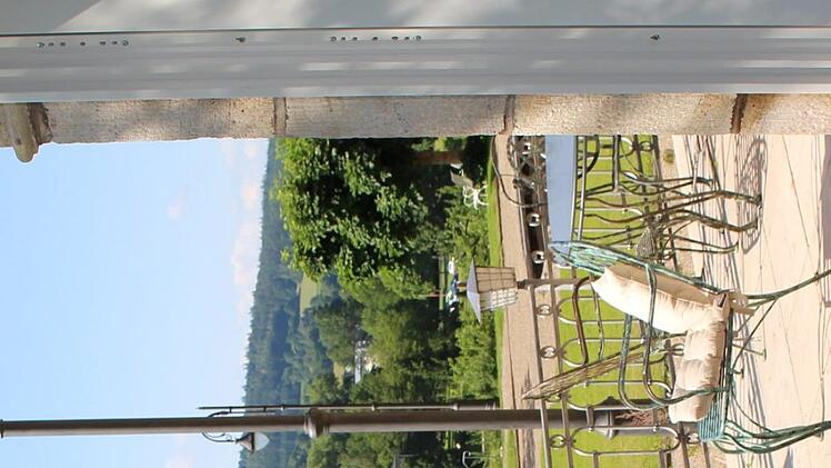 Königliche Aussichten: Auf der Terrasse  des Fürstenhofs können sich Patienten entspannen. Foto: Julia Raab