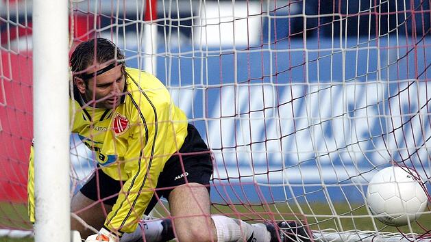 Mittlerweile 18 Jahre her und   das ungew&ouml;hnlichste  Eigentor der Bundesliga-Geschichte: Torh&uuml;ter Tomislav Piplica ist fassungslos, nachdem ihm eine abgef&auml;lschte Bogenlampe  auf den Kopf f&auml;llt und von dort ins Cottbuser Tor geht.  Picture alliance/dpa