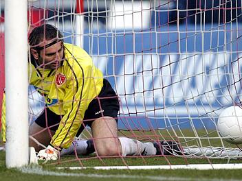 Mittlerweile 18 Jahre her und   das ungewöhnlichste  Eigentor der Bundesliga-Geschichte: Torhüter Tomislav Piplica ist fassungslos, nachdem ihm eine abgefälschte Bogenlampe  auf den Kopf fällt und von dort ins Cottbuser Tor geht.  Picture alliance/dpa
