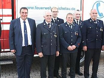 Ehrungen f&uuml;r langj&auml;hrige aktive Dienstzeit in der Feuerwehr (von links): Landrat Christian Mei&szlig;ner, B&uuml;rgermeister Jochen Weber, Siegfried Stettner (Michelau, 40 Jahre), Kreisbrandmeister Tobias Winterbauer, Steffen Lutz (Michelau, 25 Jahre), Krei...