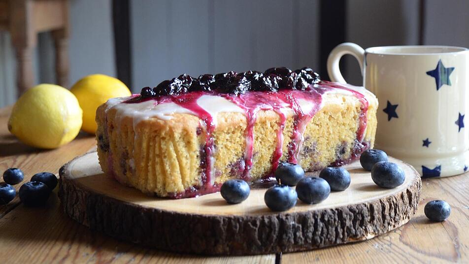 Mit der richtigen Deko wird der leckere Blaubeerkuchen zum echten Hingucker. Mit der richtigen Deko wird der leckere Blaubeerkuchen zum echten Hingucker.