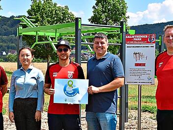 Unser Foto zeigt (von links) Martin Schielke (1. Vorsitzender des wirtschaftlichen Bereichs), Wenjun Zhang (Managerin der Kommunalen Allianz Fr&auml;nkisches Saaletal), Marcel Rudolph (Abteilungsleiter des Juniorenfu&szlig;ball), Heinrich Starrach (B&uuml;rgermei...