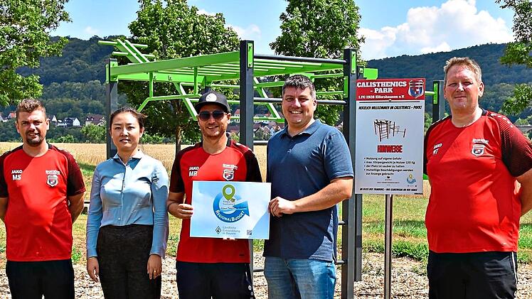 Unser Foto zeigt (von links) Martin Schielke (1. Vorsitzender des wirtschaftlichen Bereichs), Wenjun Zhang (Managerin der Kommunalen Allianz Fr&auml;nkisches Saaletal), Marcel Rudolph (Abteilungsleiter des Juniorenfu&szlig;ball), Heinrich Starrach (B&uuml;rgermei...