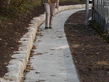Der Fußweg  ist  40 Zentimeter schmaler  geworden als geplant. Foto: Franz Galster