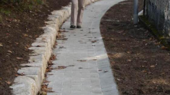 Der Fußweg  ist  40 Zentimeter schmaler  geworden als geplant. Foto: Franz Galster