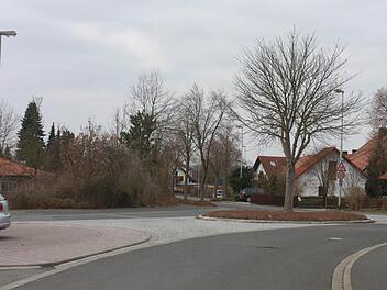 In diesem Bereich vor der Grundschule in Höchstadt-Süd soll der 17-Jährige den 31-Jährigen niedergestochen haben. Foto: Andreas Dorsch