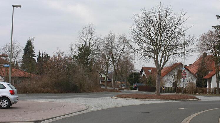 In diesem Bereich vor der Grundschule in Höchstadt-Süd soll der 17-Jährige den 31-Jährigen niedergestochen haben. Foto: Andreas Dorsch