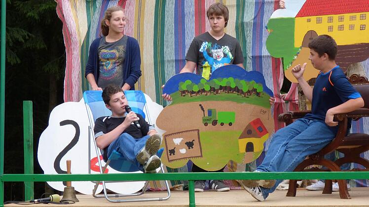 Die frischgebackenen Konfirmanden haben die Plakate gestaltet.