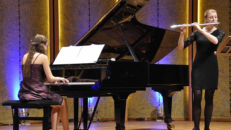 Dem begeisterten Publikum gaben Alina Pfister und Lea-Christina Arenz mit Camille Saint-Saëns "Der Schwan" eine gemeinsame Zugabe.  Foto: Klopf