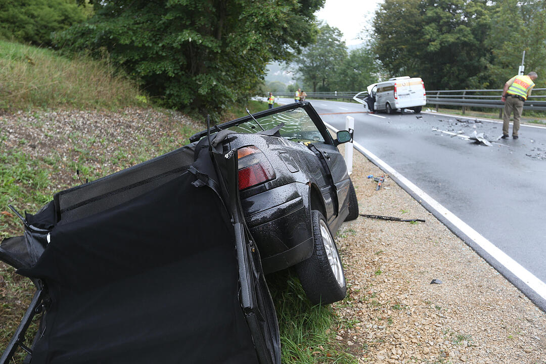 Zwei Schwerverletzte bei Frontalzusammenstoss
