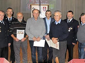 Ehrungen bei der Feuerwehr Neuengrün. Im Bild (von links) Kreisbrandrat Joachim Ranzenberger, Kommandant Stefan Gareis, Erich Kremer und Reinhold Schmidt (beide 50 Jahre), Herbert Gareis und Franz Gareis (beide 60 Jahre), Vorsitzender Gerald Gareis und Zweiter Bürgermeister Erich Mähringer.  Foto: Michael Wunder