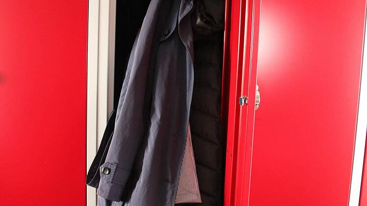 Auch eine kleine Umkleide mit Spinden für die Mitarbeiter der Sozialstation ist eingerichtet. Außerdem ist die Sozialstation mit einem behindertengerechten WC ausgestattet.